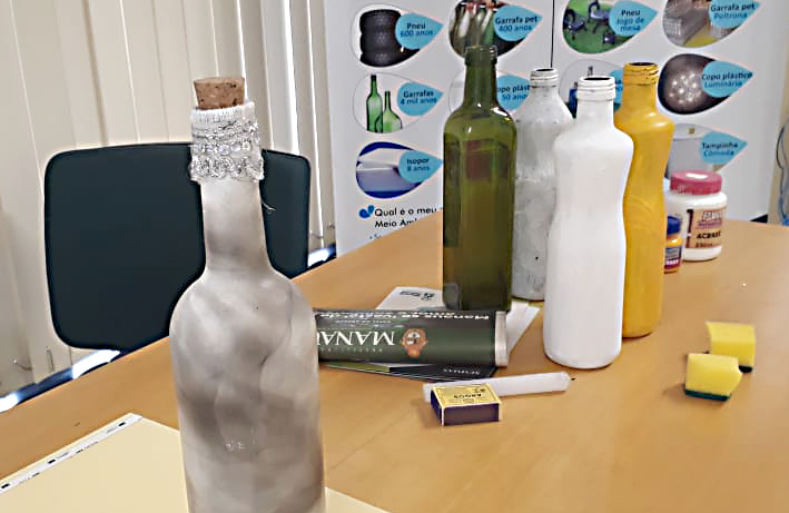 Videoaula sobre resíduo ensina a decorar garrafa com efeito esfumaçado