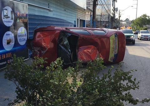 Homem perde controle do carro e atinge árvore em avenida de Manaus 