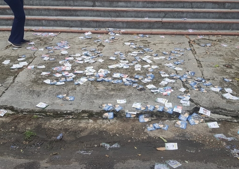 Ruas e calçadas são tomadas por santinhos de candidatos em Manaus