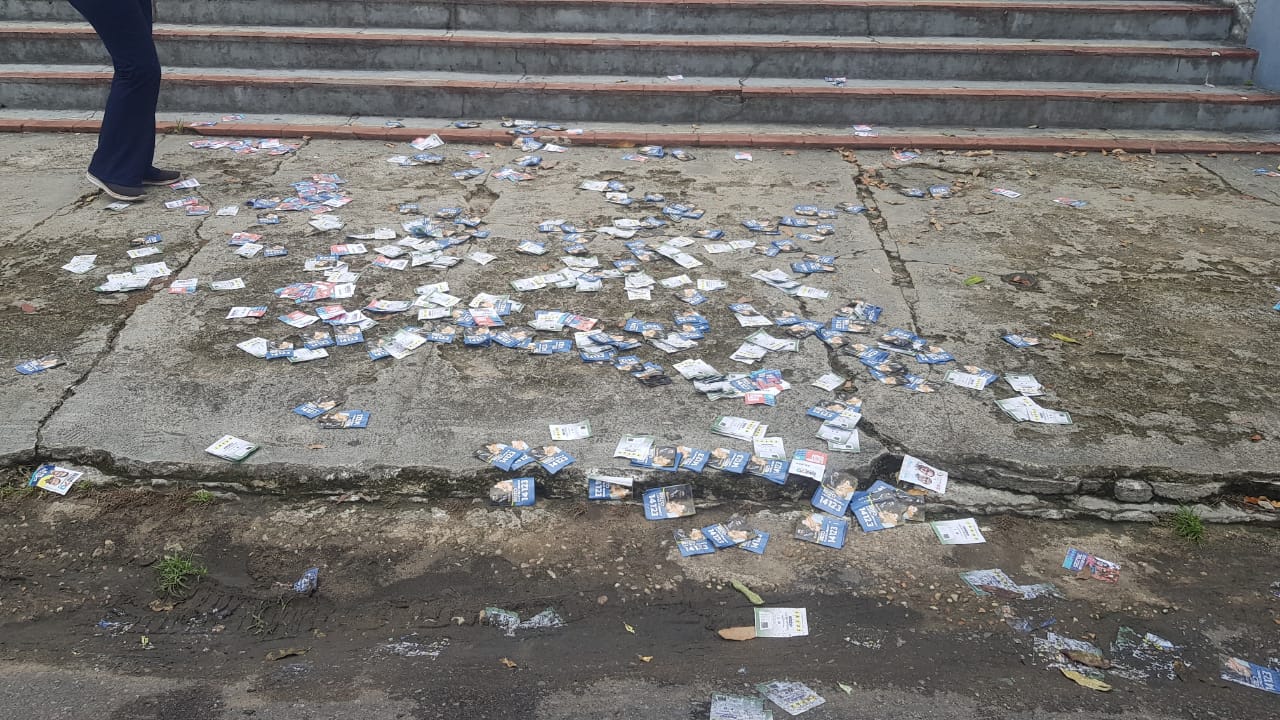 Ruas e calçadas são tomadas por santinhos de candidatos em Manaus