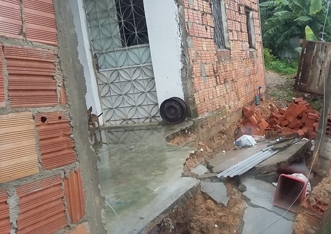 Barranco desliza e casas desabam após chuva torrencial em Manaus