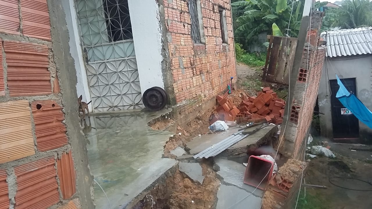 Barranco desliza e casas desabam após chuva torrencial em Manaus
