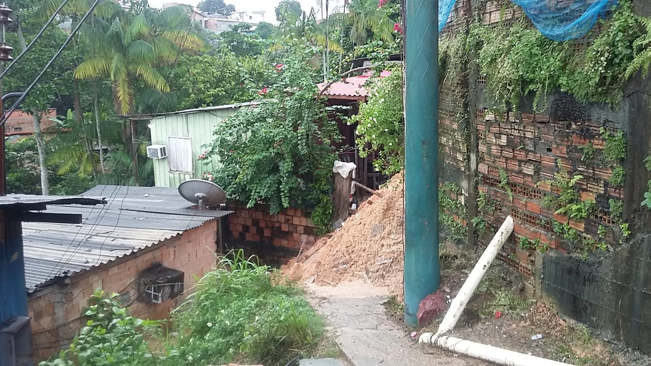 Chuva faz casa desabar e árvore despencar sobre residência em Manaus