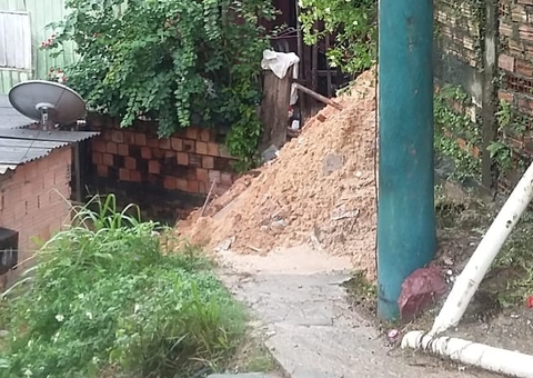 Chuva faz casa desabar e árvore despencar sobre residência em Manaus