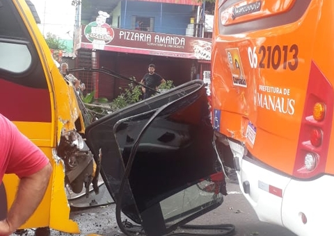 Quatro pessoas ficam feridas em colisão de micro-ônibus e ônibus em Manaus 