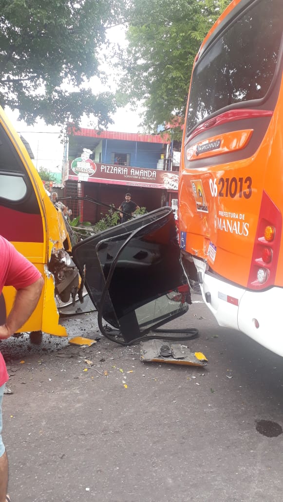 Quatro pessoas ficam feridas em colisão de micro-ônibus e ônibus em Manaus 