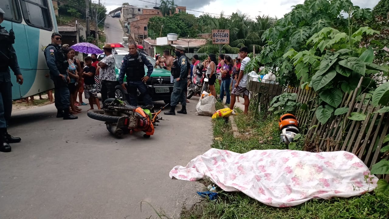 Fugindo de assaltantes, mototaxista morre ao colidir com ônibus em Manaus