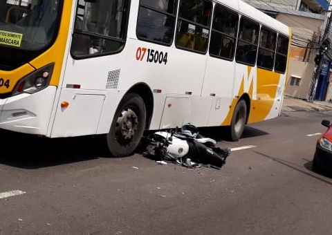 Motoqueiro escapa de ser esmagado após acidente em avenida de Manaus   