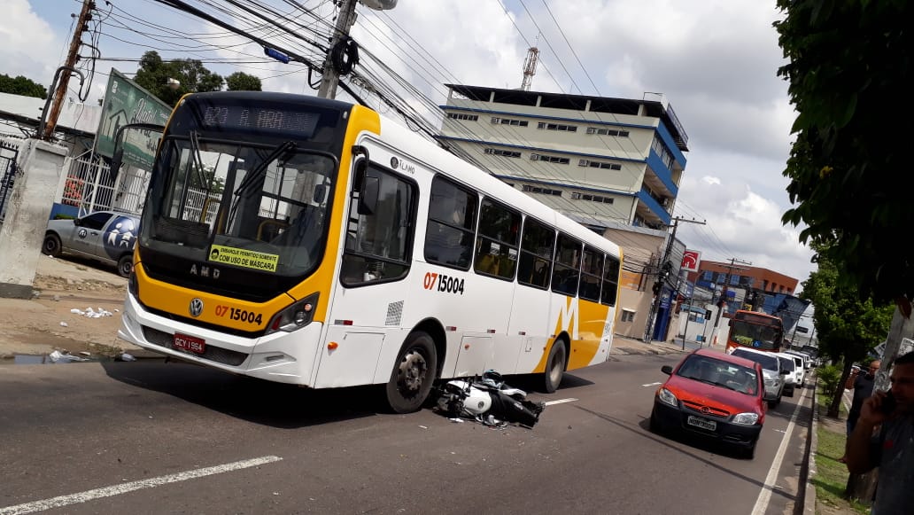 Motoqueiro escapa de ser esmagado após acidente em avenida de Manaus   