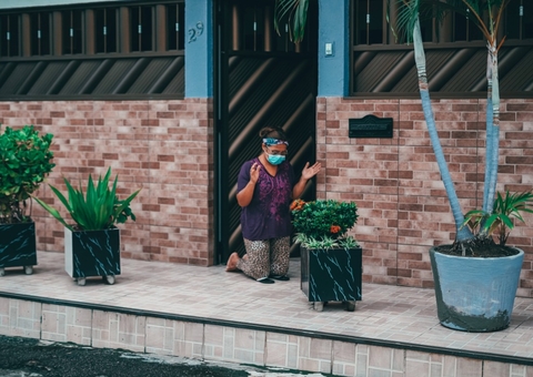 Igreja faz Oração à Porta para famílias que lutam contra Covid-19 em Manaus