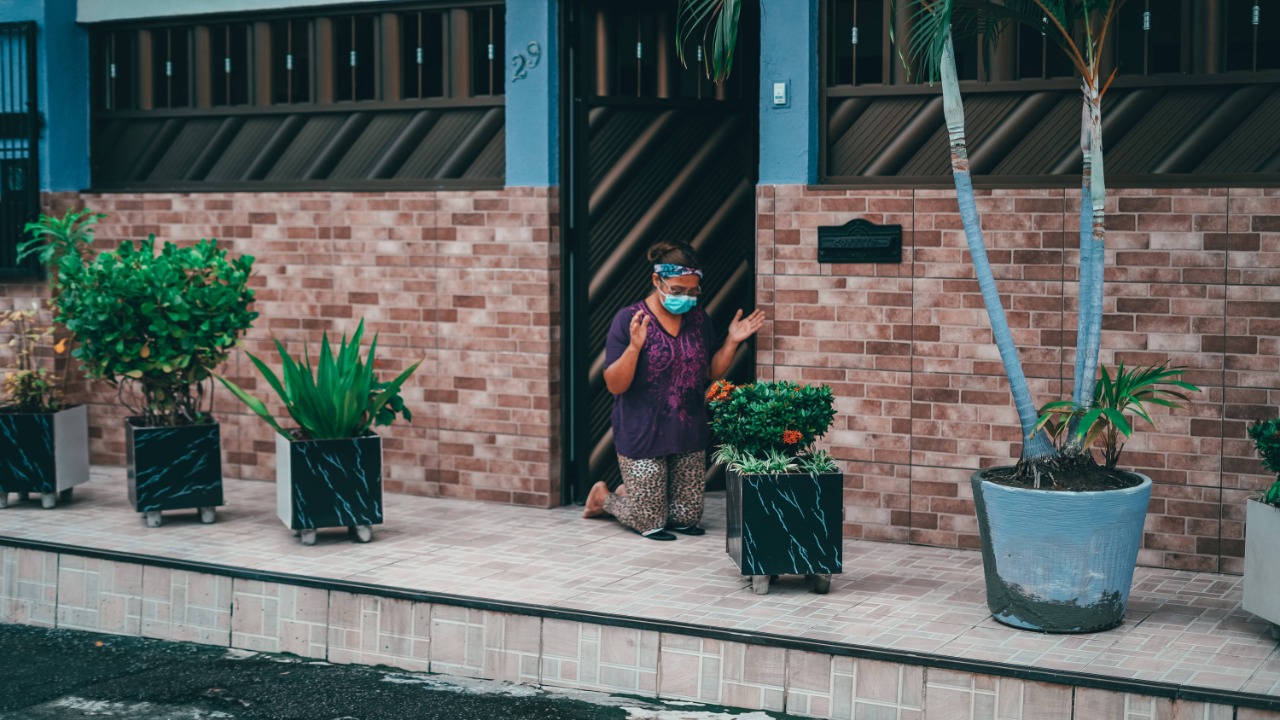 Igreja faz Oração à Porta para famílias que lutam contra Covid-19 em Manaus