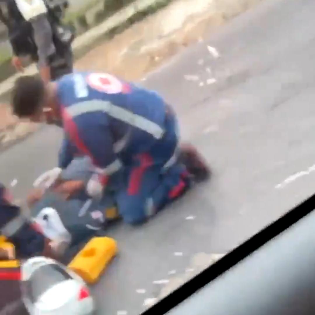 Motoqueiro fica ferido após ser atropelado por carro em Manaus 