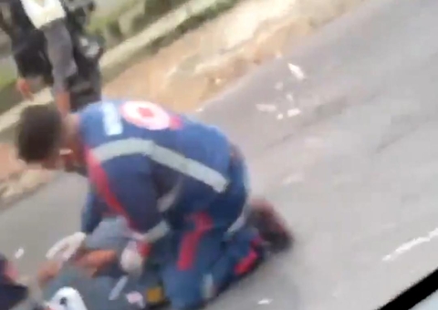 Motoqueiro fica ferido após ser atropelado por carro em Manaus 