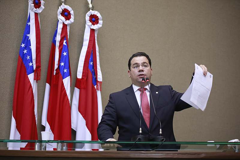 Deputado critica governo por gasto de R$ 2 milhões em árvore de Natal