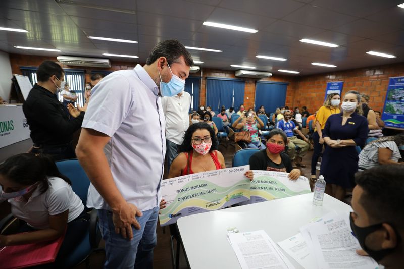 Beneficiários do Prosamim recebem pagamento de indenizações em Manaus