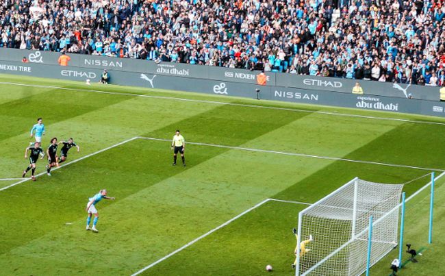 City vence Leicester com dois de Halaand e joga pressão no Arsenal