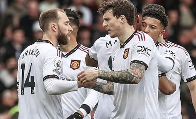 United vence Forest e assume 3º lugar no Inglês