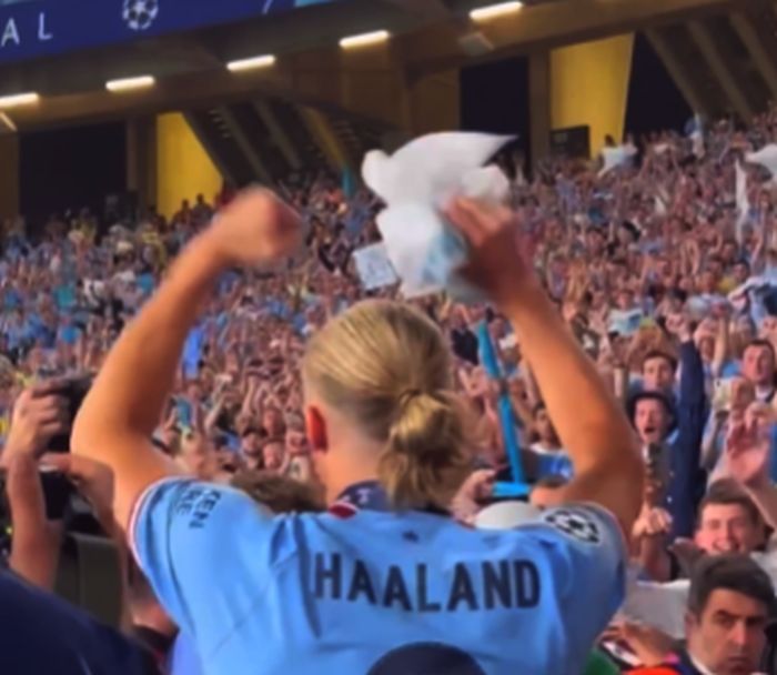 Torcida do Manchester City festeja título da Champions até o sol raiar em Istambul