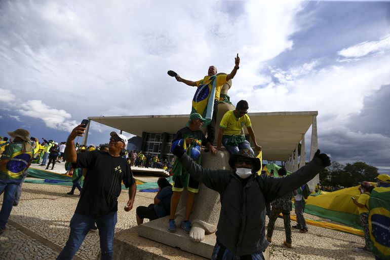 Movimento para identificar autores de ataques golpistas ganha as redes