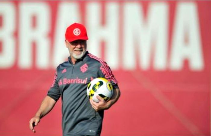 Mano Menezes tem negociação para ser técnico da seleção do Paraguai