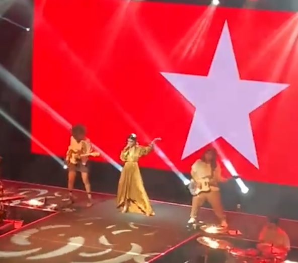 Manu Gavassi exibe estrela do PT em show após declarar voto em Lula; vídeo