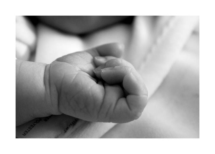 Casal mata recém-nascido ao deitar bêbado sobre a criança