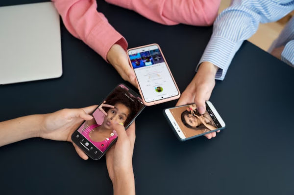 Publicar vídeos em rede social durante trabalho não justifica justa causa