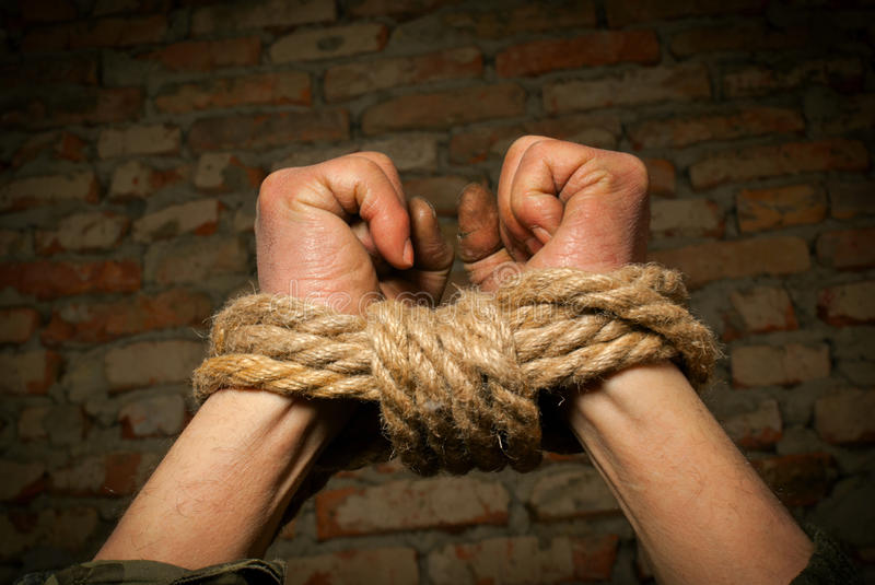 Populares amarram e espancam suspeitos de assalto em Manaus