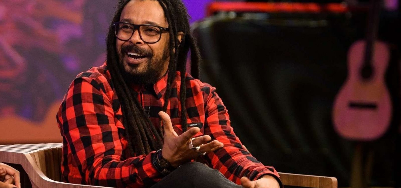 Cantor Marcelo Falcão tem prisão revogada pela Justiça