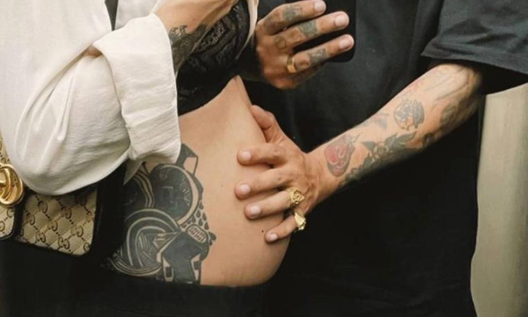 Marcelo D2 confirma gravidez de esposa 20 anos mais nova