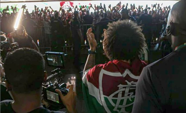 Marcelo desembarca no Rio sob festa da torcida do Fluminense