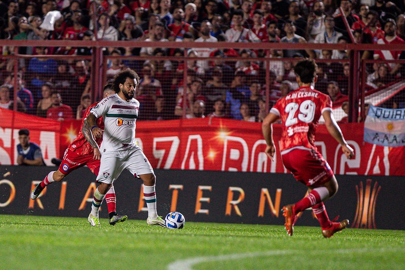 Do drible ao choro, Marcelo vive segundos de drama em noite intensa do Fluminense