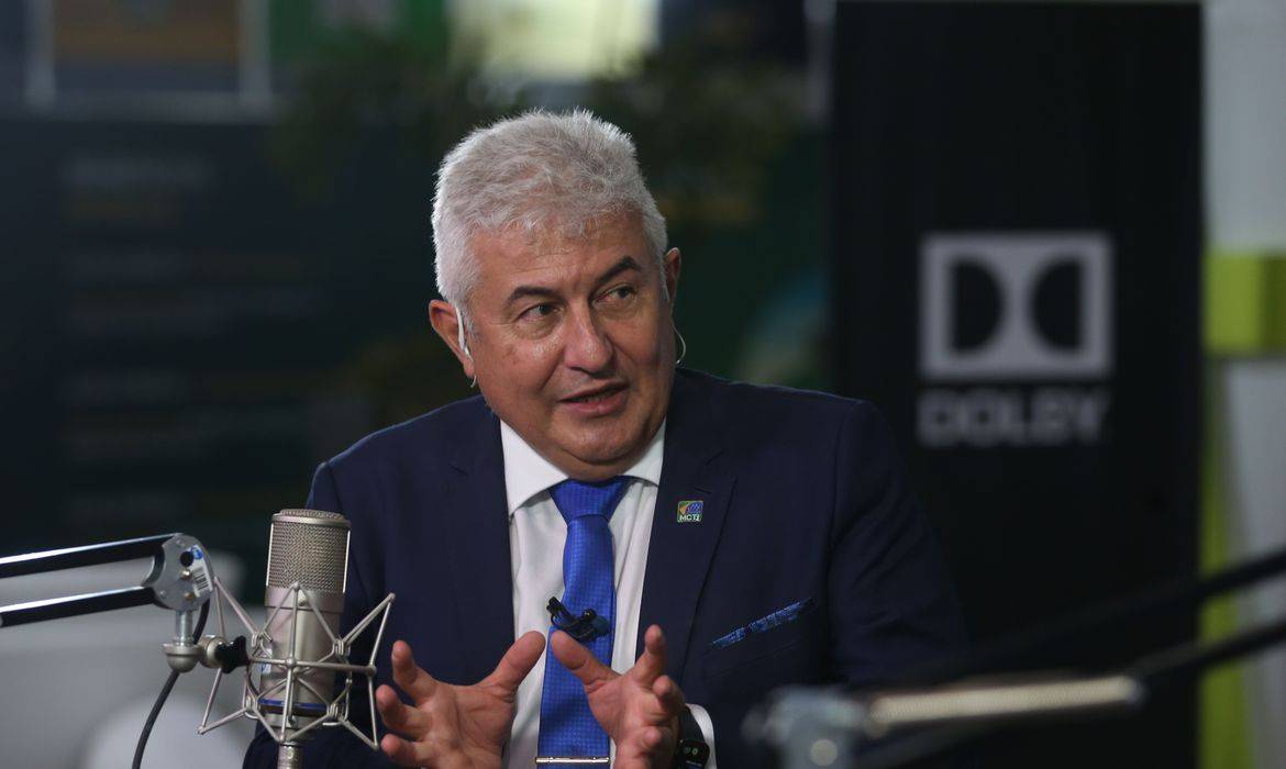 Brasil terá vacina nacional contra covid em 9 meses, diz ministro