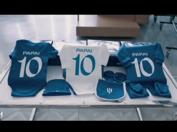 Al-Hilal presenteia Neymar com uniforme para os 3 filhos