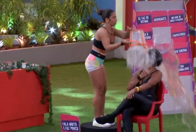Maria bate cabeça de Natália com balde e internautas pedem expulsão; vídeo