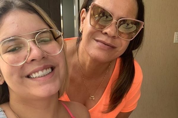 Mãe de Marília Mendonça denuncia golpista se passando por ela