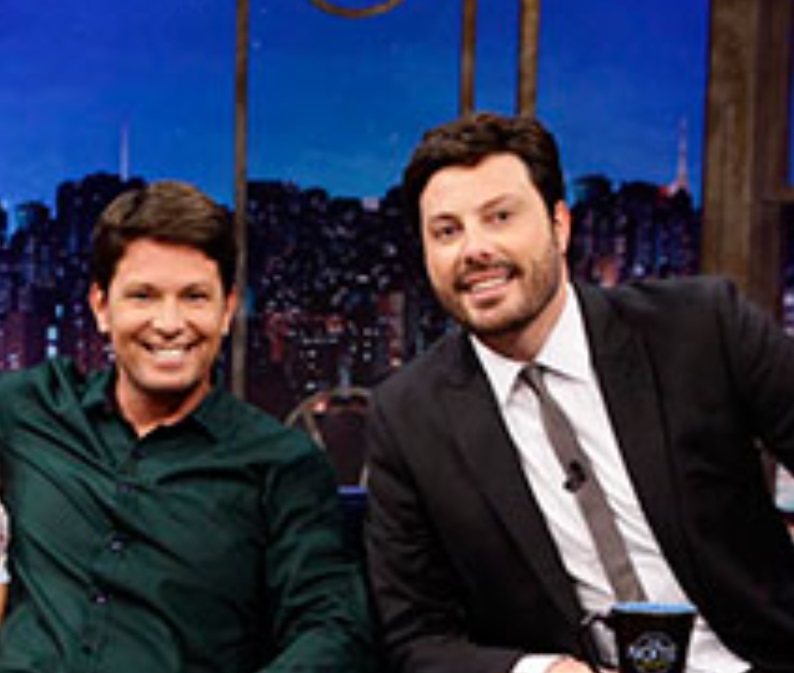 Danilo Gentilli e Mario Frias descem o nível em bate-boca por Bolsonaro