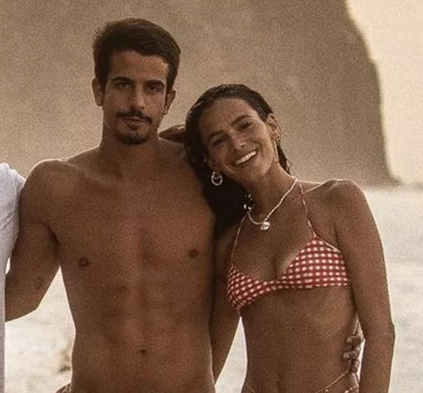 Bruna Marquezine e Enzo Celulari surgem agarradinhos em viagem