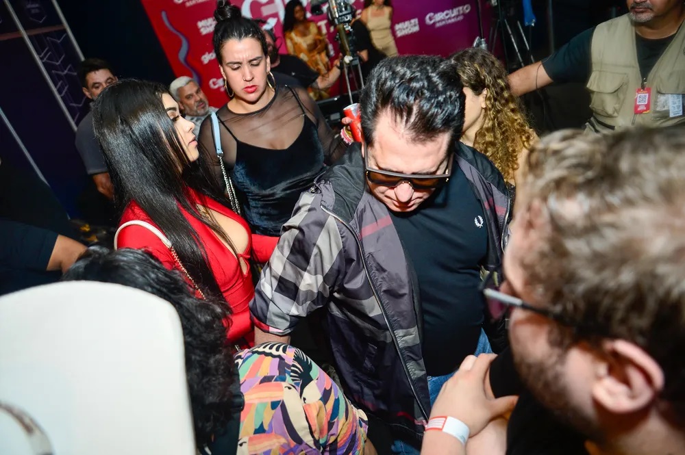 Aos 57, Marrone faz a fila andar com jovem de 18 anos