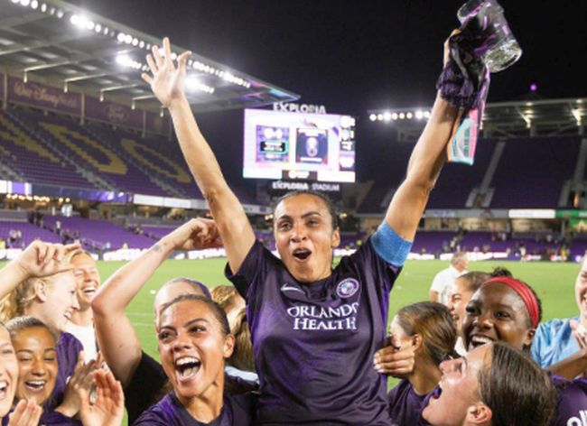 Sem titularidade garantida, Marta assume papel de referência na Copa