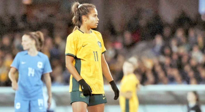 Estilo ou frio? Revelação da Austrália explica por que joga com luvas