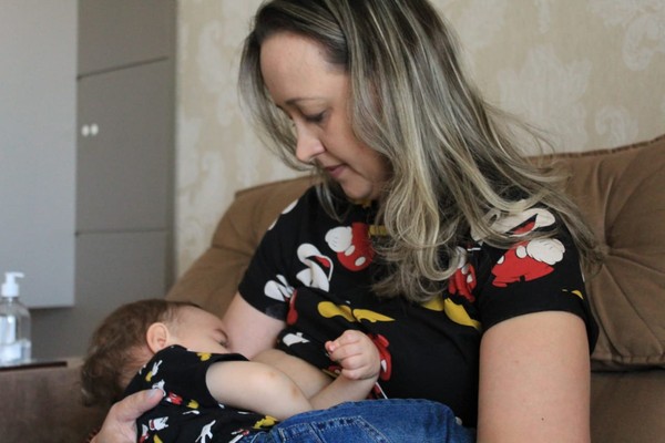 Exame comprova que bebê adquiriu imunidade contra covid pela amamentação