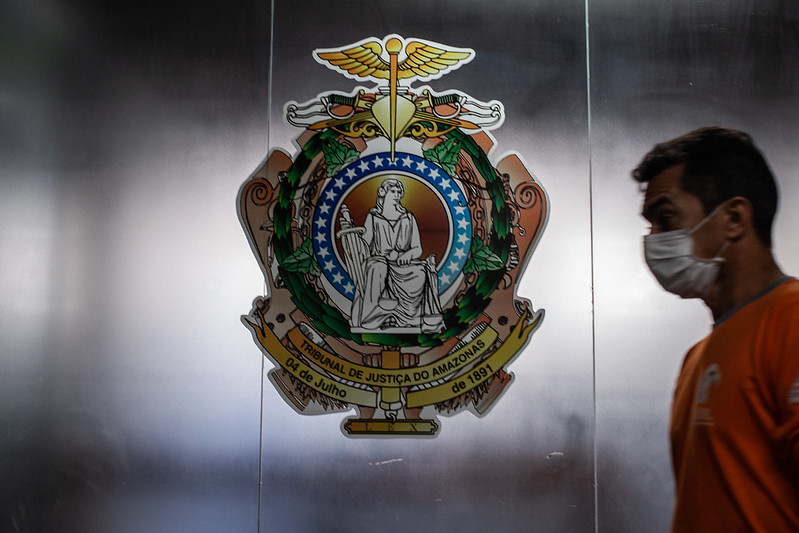 TJAM volta a exigir uso de máscaras contra covid após alta em casos de SRAG