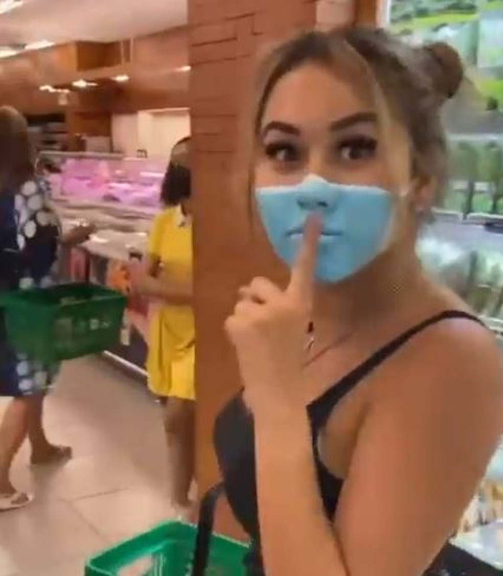 Youtuber é processada ao entrar em mercado com pintura de máscara