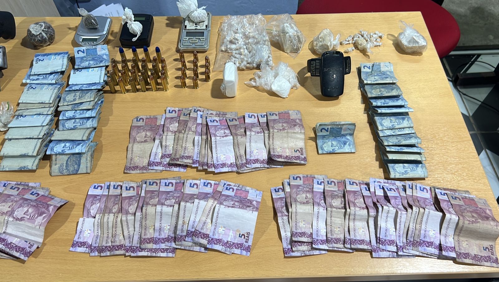 Mulheres são presas por guardarem armas e drogas para facção no Amazonas