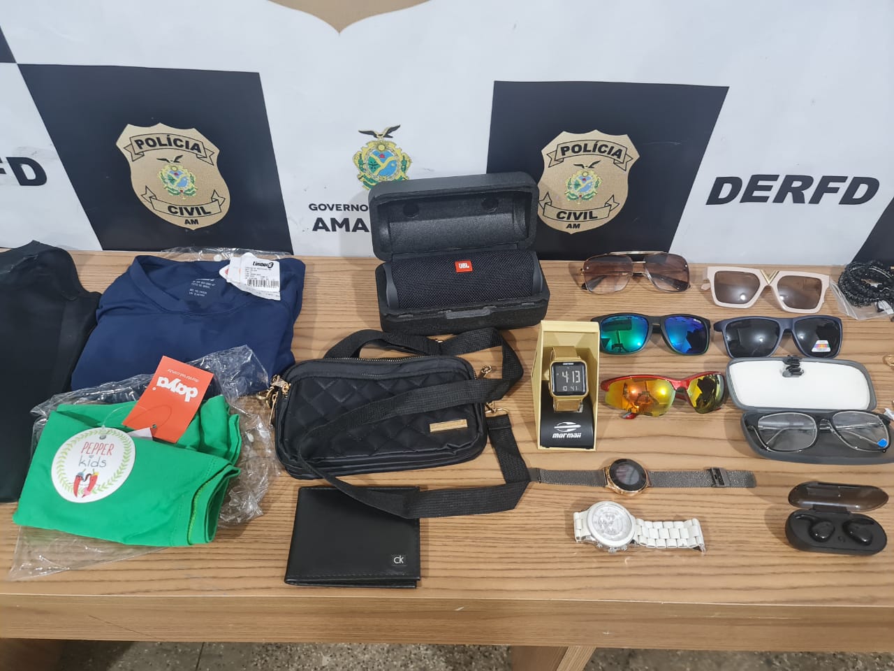 Casal é preso suspeito de roubar lojas de minishopping em Manaus