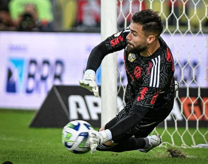 Como goleiro Matheus Cunha desbancou medalhões e virou incontestável no Flamengo