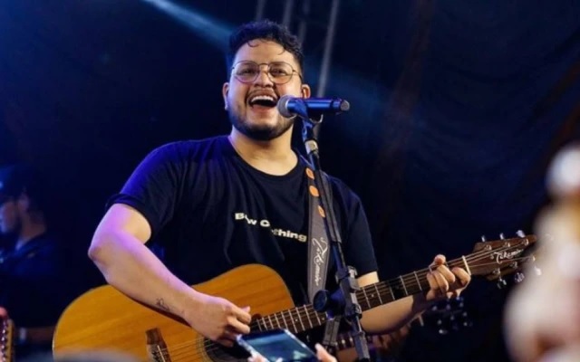 Cantor Maurílio apresenta melhora, mas ainda respira com ajuda de aparelhos