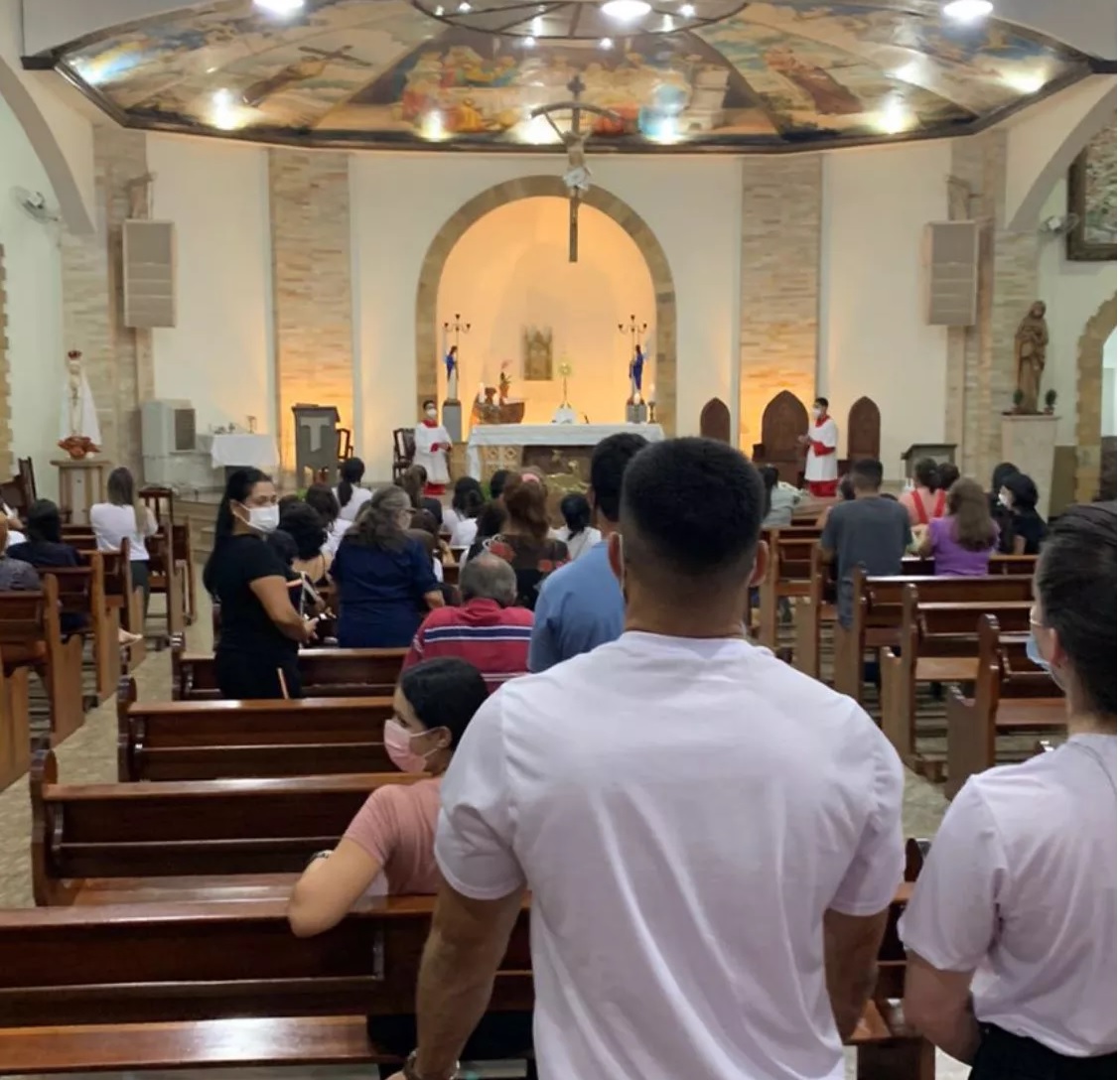 Familiares e amigos se reúnem em missa de 7º dia do cantor Maurílio