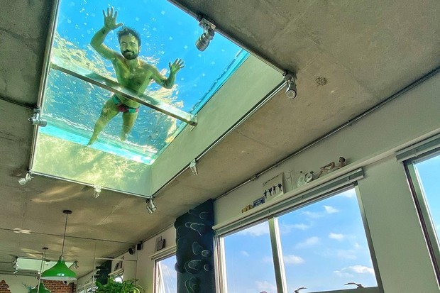 Filho de Maurício de Sousa surpreende ao nadar em piscina no teto de casa